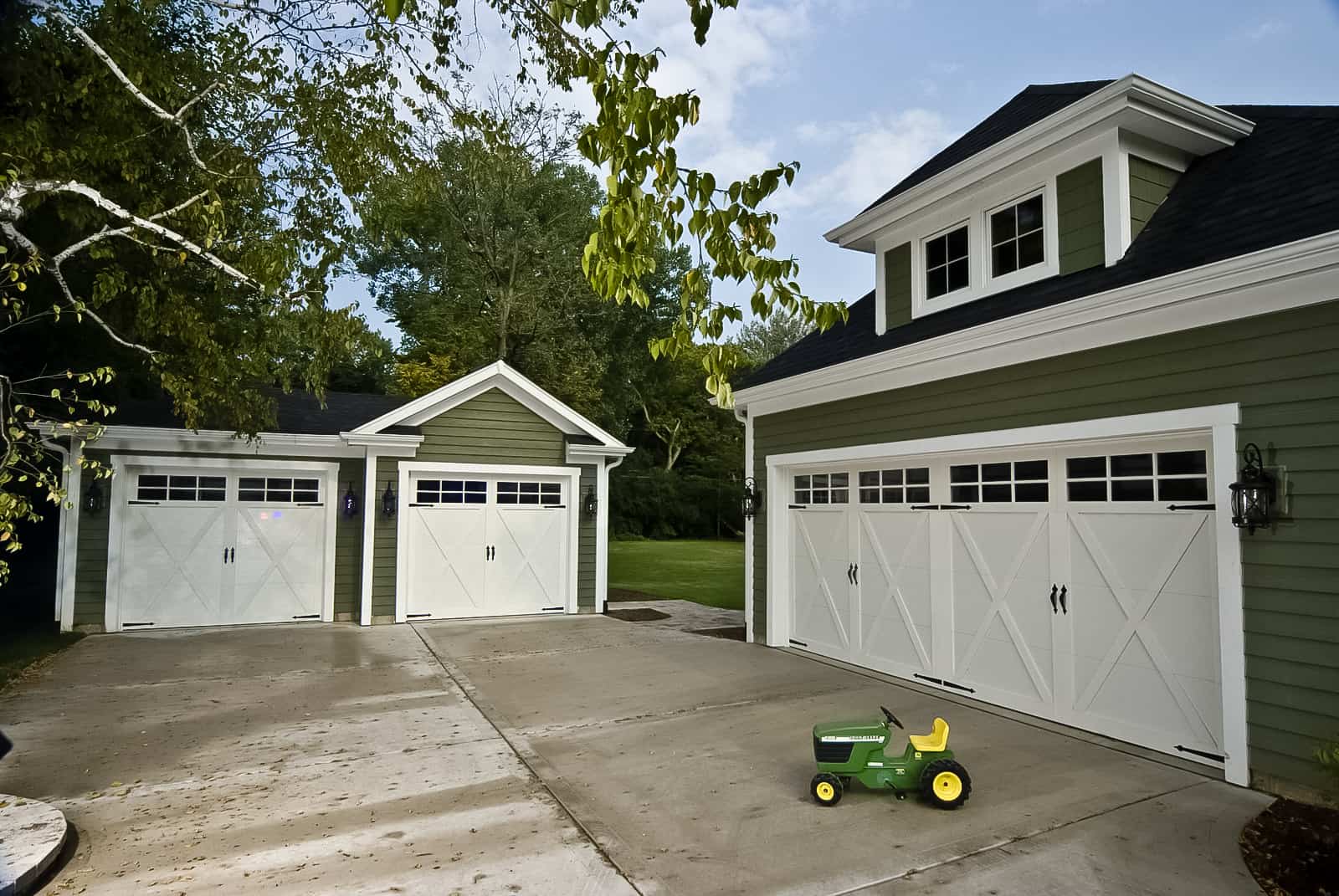 940 6p White Carriage House Doors